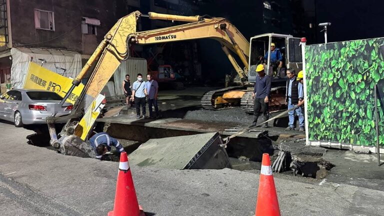 ▲台南市五妃街與西門路一段路口，今（6）日晚間5點多發生新建工地施工處路面塌陷，1台小貨車掉落於坑洞內，現場確認無人員傷亡情形。（台南市政府提供）